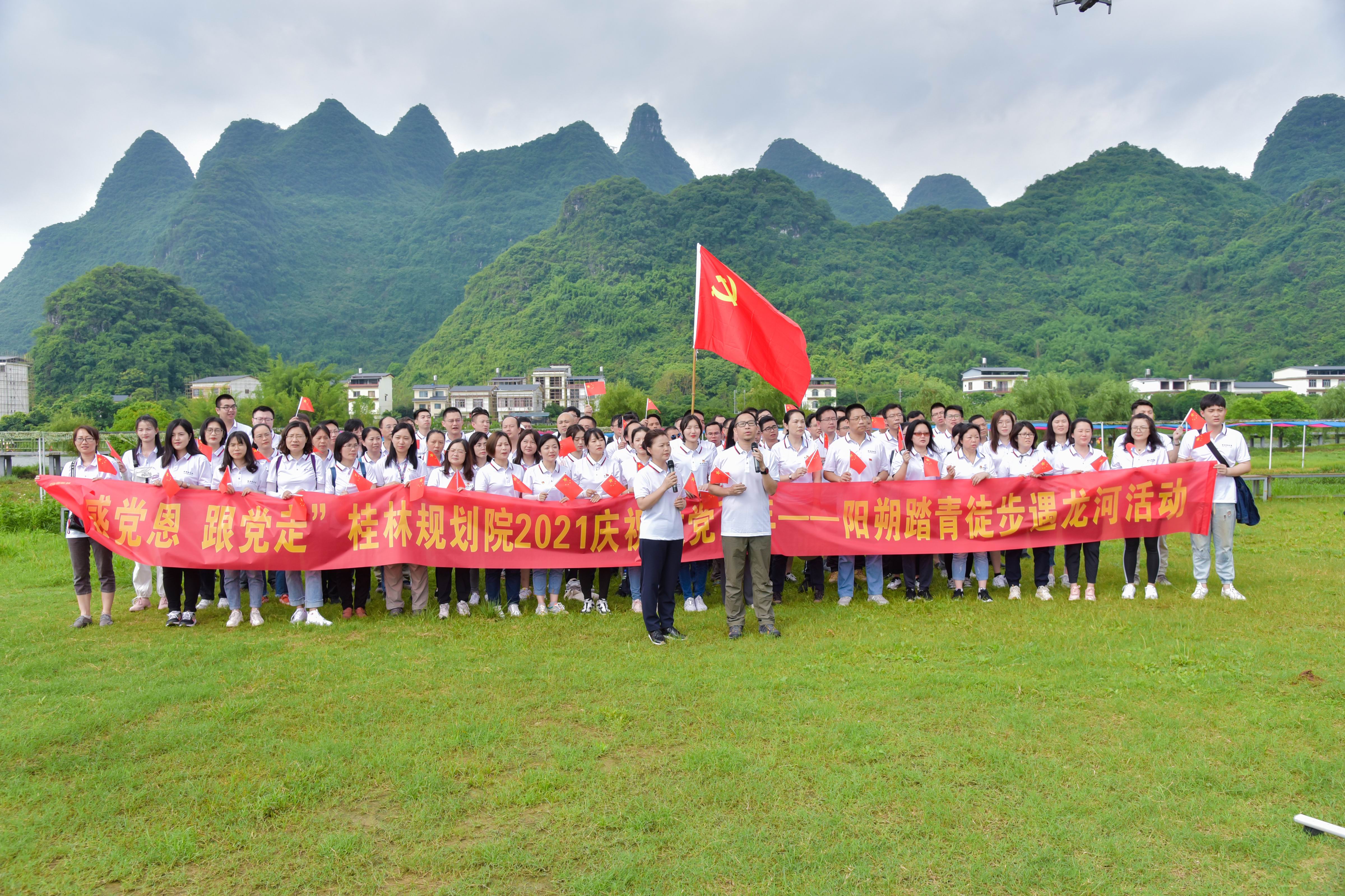 歌頌愛(ài)國(guó)歌曲，共同為...